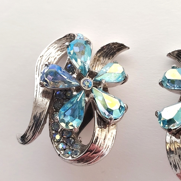Schiaparelli - Signed Vintage AB Crystal Clip-on Earrings Flower & Ribbon Design - Picture 4 of 9